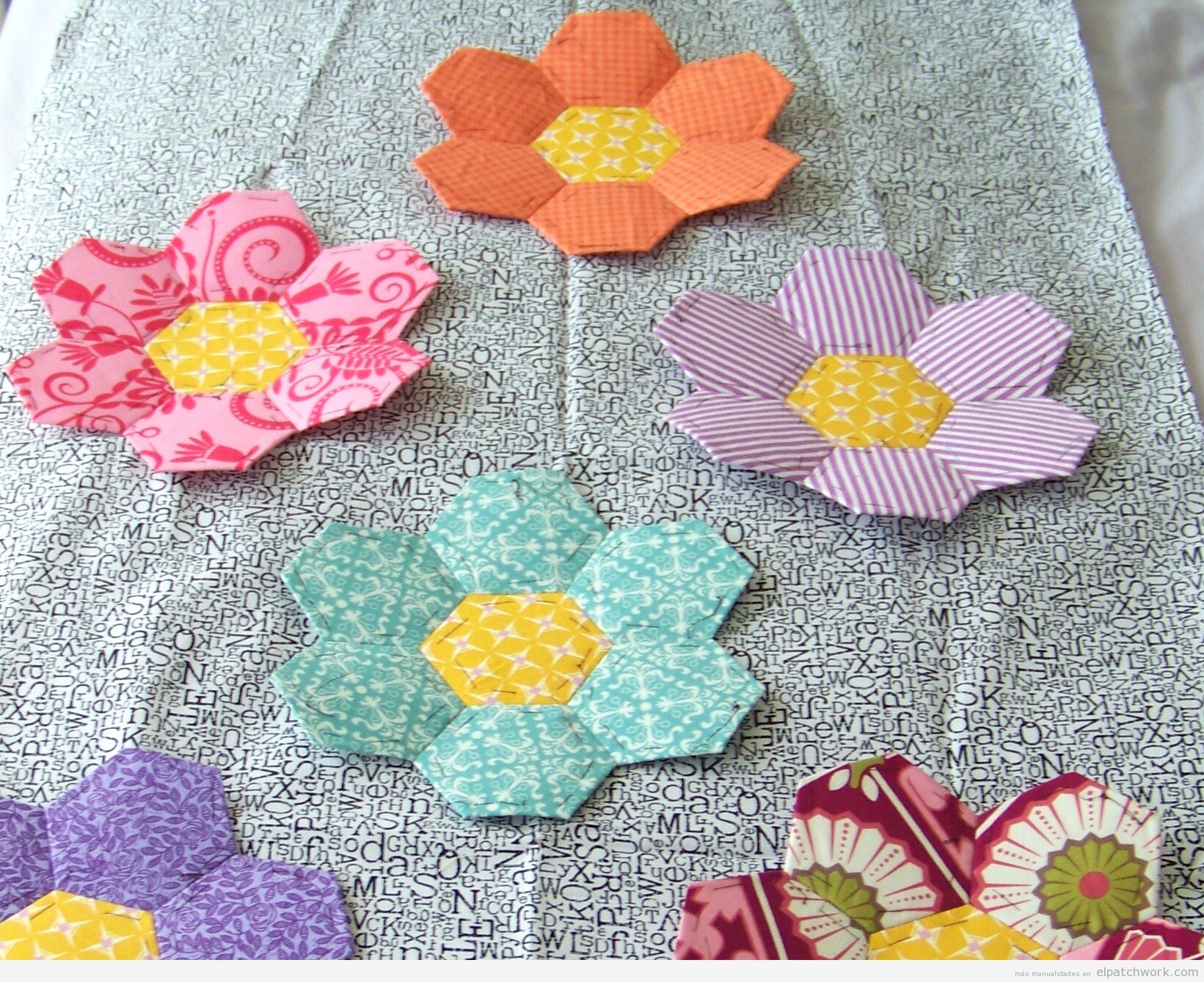 Colcha DIY con apliques flores patchwork