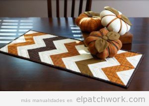 Camino de mesa patchwork con quilt zigzag para otoño